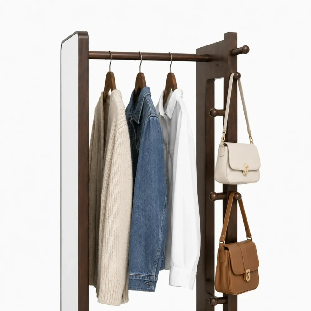 Arara superior da GiraHome com cabides e ganchos laterais de madeira com bolsas